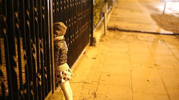 Imagem ilustrativa  criança olhando por um portão de rua - Imagem de majolala por Pixabay