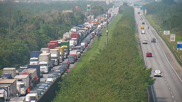 As demais rodovias do SAI estão com tráfego normal, tanto em direção ao litoral quanto no sentido São Paulo Acidente na Imigrantes causa 8 km de congestionamento - Ecovias