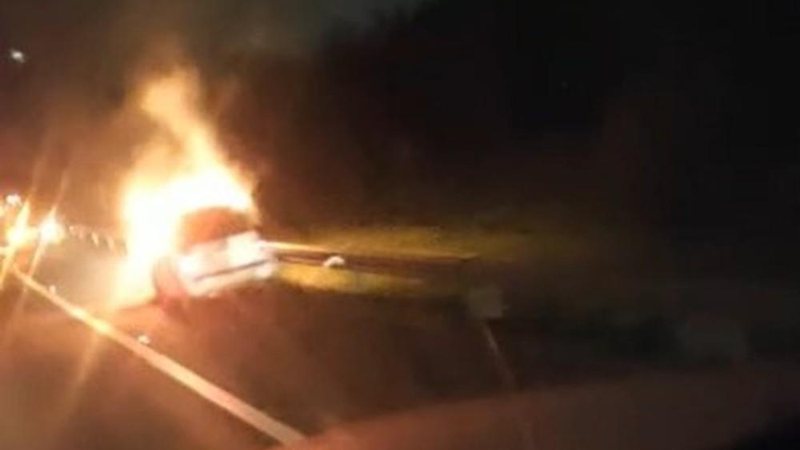 Motorista que trafegava no trecho flagrou carro em chamas no acostamento Carro pega fogo na via Anchieta, em SP - Imagem: Reprodução /  Zero 13 Mil Grau