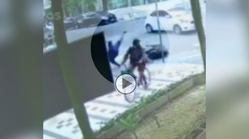 Vídeo mostra motociclista sendo arremessado após colisão - Guarujá Mil Grau