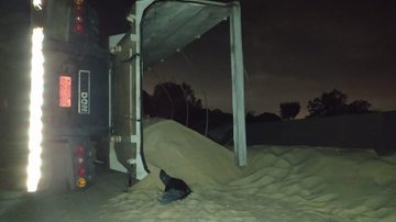 Acidente provocou interdição de trechos da Via Anchieta CARGA - carreta tomba em trecho de serra  da via Anchieta e interdita trechos - Imagem: Portal Costa Norte