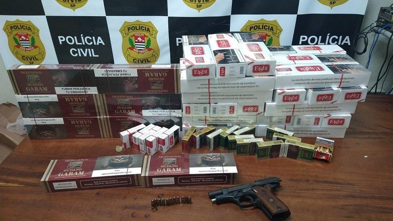 Homem é flagrado com mais de 40 fardos de cigarros e uma arma de fogo em Ubatuba (SP) - Foto: Polícia Civil