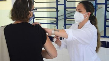 A adesão à segunda dose da vacina no município supera a média nacional que é de 26%. De acordo com os dados da Secretaria de Saúde, a cidade tem 40% da população geral com a imunização completa - Foto: Prefeitura de Caraguatatuba