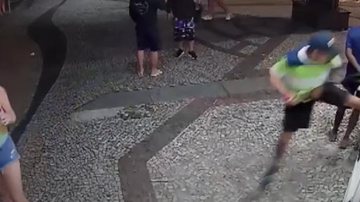 Vândalos quebram porta de comércio em Caraguatatuba (SP) Em Caraguatatuba (SP), vândalos destroem porta de comércio com voadoras, chutes e pontapés - Foto: Divulgação