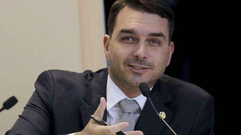 Flávio Bolsonaro foi o primeiro da família de Jair Bolsonaro a se pronunciar após a derrota nas urnas Flávio Bolsonaro Homem branco com cabelo castanho e traje social falando no microfone - © Wilson Dias/Agência Brasil