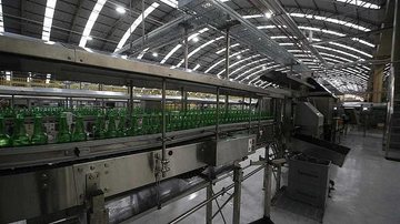 Para os aprovados, a previsão de início das atividades é no dia 1º de fevereiro de 2022 Heineken abre mais de 300 vagas de emprego Fábrica da Heineken - Divulgação/Grupo Heineken