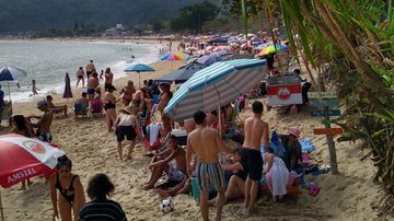 Em São Sebastião (SP), praia de Boiçucanga ficou lotada no domingo Em São Sebastião (SP), praia de Boiçucanga fica lotada no domingo (5) - Foto: Divulgação