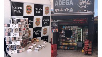 Na adega foram localizados vários pacotes de cigarro de origem estrangeira, somando 54 pacotes Homem é preso em flagrante por furto de água e energia elétrica em São Vicente - Foto: Reprodução Polícia Civil