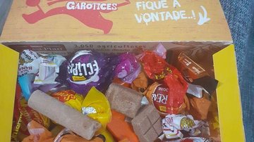 Caixa de bombom demonstrada por cliente de supermercado popular de Caraguatatuba (SP) Cliente faz alerta sobre caixa de bombom com mofo e mostra validade para dezembro de 2021 Caixa de bombom aberta com alguns produtos sem embalagem - Reprodução/Redes sociais