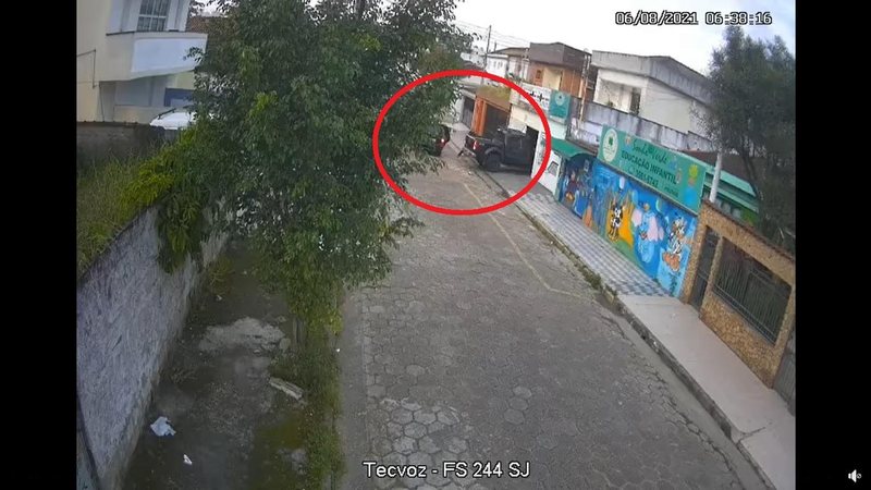 Roubo de carro em São Vicente é flagrado por câmera do monitoramento; assista - Reprodução / Facebook / Viver em São Vicente e Região