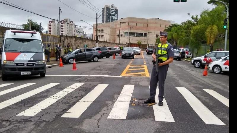 Estado de SP é o mais seguro do país São Paulo é o estado mais seguro do Brasil, segundo Atlas da Violência 2021 Policial com arma na mão no meio da rua - Divulgação