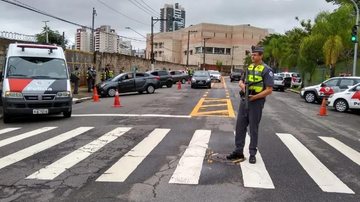 Estado de SP é o mais seguro do país São Paulo é o estado mais seguro do Brasil, segundo Atlas da Violência 2021 Policial com arma na mão no meio da rua - Divulgação
