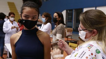 Prefeitura mantém a vacinação do público com mais de 18 anos Guarujá (SP) | Adolescentes de 13 e 14 anos podem ser vacinados a partir desta terça-feira (31) Vacinação de jovens em Guarujá - Divulgação/Prefeitura de Guarujá