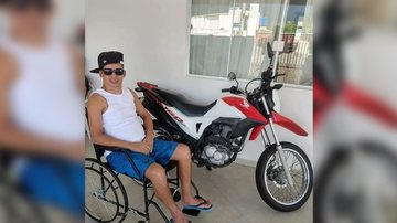 Morador de Ilhabela (SP) pede ajuda para comprar cadeira de rodas - Foto: Divulgação
