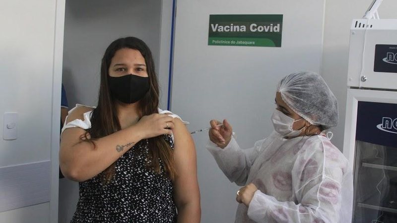 Oito postos externos estarão abertos das 8h às 16h e, as policlínicas, das 8h às 13h Vacinação contra covid-19 em Santos - Divulgação/Prefeitura de Santos