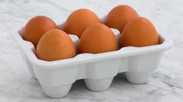 Imagem ilustrativa  Caixa branca com seis ovos de galinha caipira dentro/ Imagem ilustrativa - Imagem de Estudio Gourmet por Pixabay