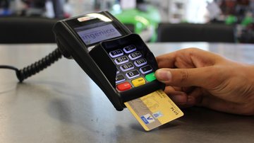 Imagem ilustrativa Conta de luz poderá ser paga em 24x no cartão de crédito Cartão inserido em uma maquina de cartão - Reprodução/Pxhere
