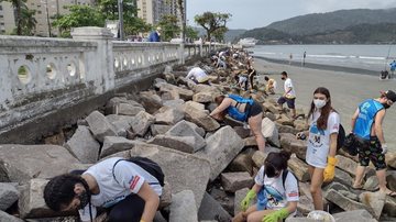 Dia de Limpeza de Rios e Praias é comemorado com mutirão em Santos (SP) Voluntários tirando lixos da praia de Santos - Divulgação/Prefeitura de Santos