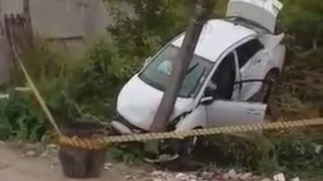 Vítima morreu no local Carro desgovernado atropela homem e bate em poste em Boracéia Carro destruído - Reprodução/Redes Sociais