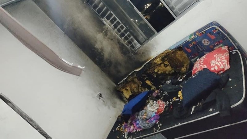 Susto: celular explode e quarto de criança fica em chamas  Cama destruída após celular pegar fogo em quarto de criança - Foto: Arquivo pessoal Andreia Mendes