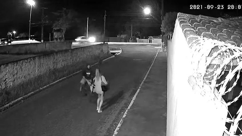 Momento em que a vítima é abordada por bandidos no bairro Enseada Vídeo: mulher é assaltada por dois bandidos em São Sebastião (SP) - Foto: Ligia Rosa