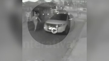 Pai de família se desespera ao tentar tirar criança do carro durante assalto - Reprodução/Mogi Interativa