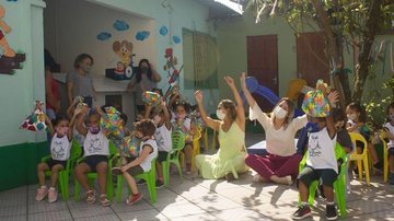 Projeto doando brinquedos para as crianças da creche Zezé Massuno Crianças recebem brinquedos de projeto Crianças alegres com os brinquedos recebidos do projeto comércio amigo da criança - Secretaria de Imprensa e Comunicação Social