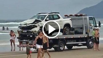 Turista tem mal súbito, colide contra veículo e invade praia de Guarujá | Vídeo - Imagem: Reprodução Cecilia Conte