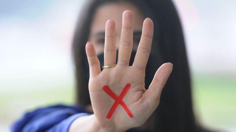Guarujá institui código de prevenção à violência contra a mulher Mulher com um X vermelho na mão - Agência Brasil
