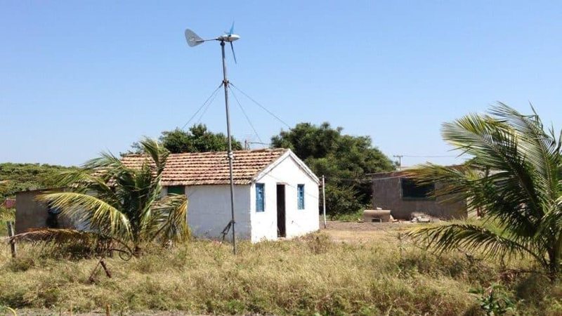 Turbina eólica portátil já é realidade no Ceará Mini turbina eólica com preço de celular promete revolucionar geração de energia renovável Turbina eólica portátil em frente à residência simples - Reprodução/Enersud