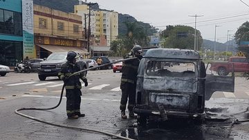 Veículo ficou destruído com as chamas Moradores de Caraguatatuba (SP) ficam assustados após Kombi pegar fogo - Foto: Corpo de Bombeiros