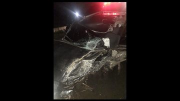 Carro do agente após o acidente Carro do policial - Policial civil e estudante morrem em acidente de trânsito em Peruíbe (SP) - Imagem: reprodução