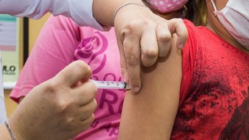 Objetivo da campanha é melhorar a cobertura vacinal, que vem em constante oscilação no decorrer dos anos São Vicente inicia Campanha de Multivacinação nesta sexta-feira (1) Vacina sendo aplicada no braço de uma criança - Divulgação/Prefeitura de São Vicente
