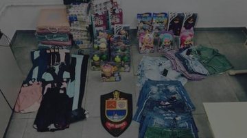 Mulheres foram presas com mercadorias ao sair do shopping em um carro Mulheres são pegas furtando mais de R$ 15 mil em bonecas e roupas em shopping de Praia Grande - Imagem: Divulgação / 45º BPM Praia Grande