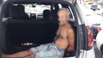 GCM prende homem em flagrante na orla de Santos Homem algemado dentro do carro da GCM de Santos - Divulgação/Prefeitura de Santos