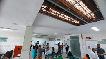 Teto de telhado do Hospital Municipal desabou na última semana  Teto do hospital aberto após desabar - Divulgação