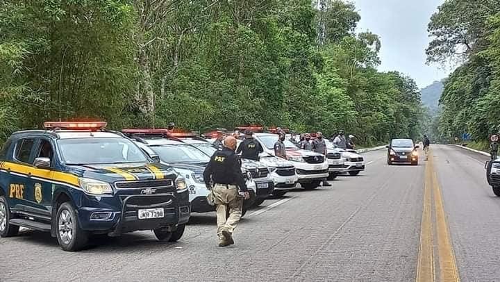 Policiais unem forças para Operação Divisa em Ubatuba  Carros da Polícia Rodoviária Federal em rodovia - Divulgação