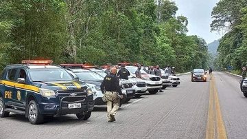Policiais unem forças para Operação Divisa em Ubatuba  Carros da Polícia Rodoviária Federal em rodovia - Divulgação