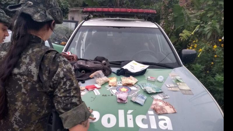 Polícia prende 14 pessoas e recolhe animais e dinheiro Polícia descobre rinha de galos, resgata animais e prende 14 pessoas em Caraguatatuba (SP) - Foto: Polícia Ambiental