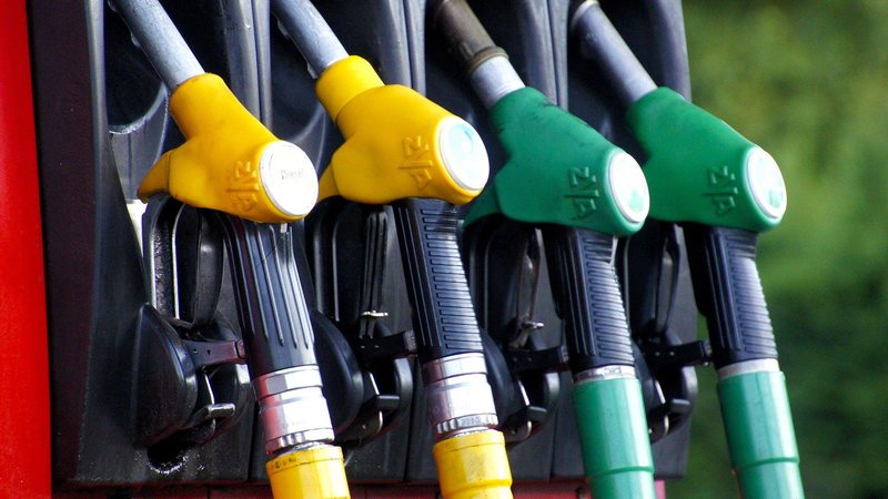 Com o preço exorbitante da gasolina, os motoristas estão buscando desesperadamente os melhores postos para abastecer seus veículos  Bombas de posto de gasolina lado a lado - Imagem de IADE-Michoko por Pixabay