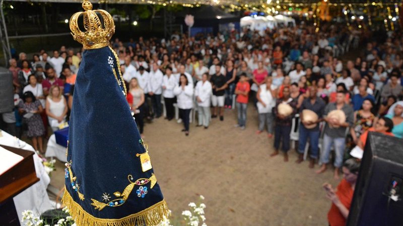 Bertioga celebra Missas em homenagem à Nossa Senhora Aparecida Imagem de Nossa Senhora Aparecida em uma missa - Divulgação/Prefeitura de Bertioga