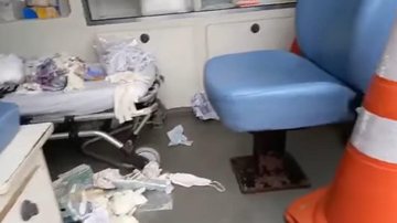 Interior da ambulância após o furto. Itens de atendimento e objetos pessoais dos paramédicos foram levados Ambulância é furtada na porta de pronto-socorro em Guarujá - Imagem: reprodução / PG Infomídia