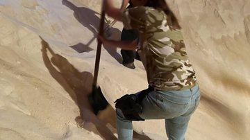 Agentes da PF escavando carga de açúcar em busca da droga; escavação durou mais de 10 horas Tinha farinha no açúcar: PF encontra cocaína enterrada em carga de açúcar no Porto de Santos - Imagem: divulgação / Polícia Federal