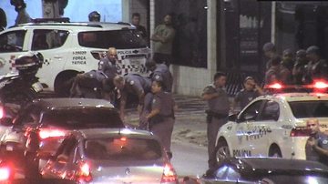 Imagens da chegada da Polícia Militar ao local Atirador fere dois parentes no litoral de SP; Vídeo - Foto: Reprodução / Web