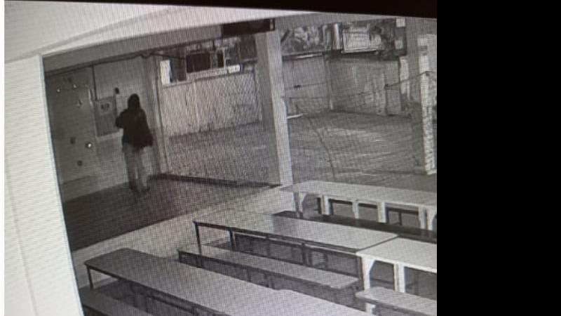Câmeras do CCO flagram criminoso dentro da escola Câmeras flagram tentativa de furto em escola de Santos (SP) Imagem de uma câmera de segurança no momento em que o homem estava mexendo na caixa de força que fica no pátio da escola - Divulgação/Prefeitura de Santos