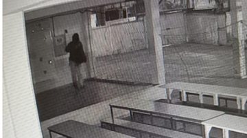 Câmeras do CCO flagram criminoso dentro da escola Câmeras flagram tentativa de furto em escola de Santos (SP) Imagem de uma câmera de segurança no momento em que o homem estava mexendo na caixa de força que fica no pátio da escola - Divulgação/Prefeitura de Santos