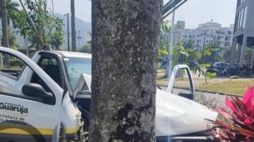 Vítimas apresentaram quadro estável após o acidente Carro da prefeitura de Guarujá colide com coqueiro em acidente Carro da prefeitura de Bertioga em batida contra um coqueiro - Divulgação/Plantão Guarujá