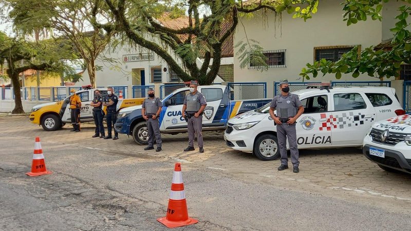 GCM atuou de forma a diminuir a violência e a criminalidade no município Mais de 800 ocorrências são atendidas em menos de um mês em São Sebastião Policiais militares, guardas civis municipais e guarda de trânsito ao lada das respectivas viaturas - Divulgação/Prefeitura de São Sebastião