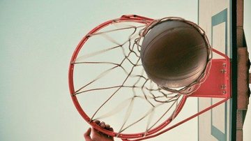 Torneio  quadrangular de Basquete feminino Sub-17  em Ilhabela Torneio de Basquete feminino em Ilhabela Bola sendo enterrada em cesta de basquete - Pixabay