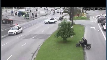 Para impedir a fuga dele para São Vicente, os policiais militares bloquearam a avenida Presidente Wilson Suspeito de roubar motos se passa por banhista para fugir de policiais em Santos Suspeito fazendo retorno irregular na avenida para fugir dos policiais - Divulgação/Prefeitura de Santos